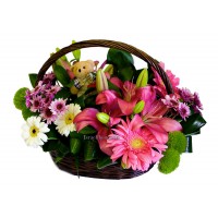 Корзина цветов с мишкой