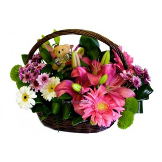 Корзина цветов с мишкой
